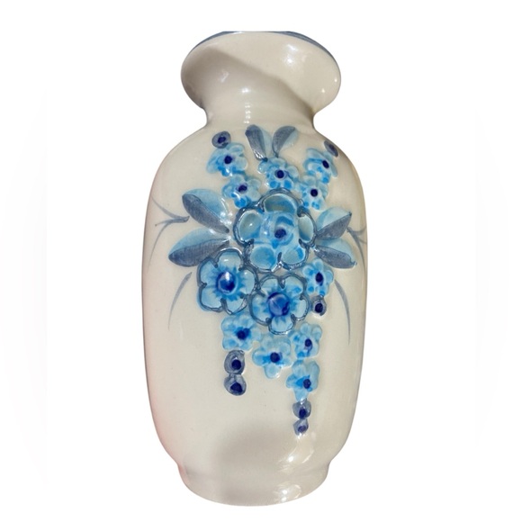 Charming forget me not vase in EXCELLENT cond!! White w/various blues! Stunner! - Picture 1 of 6